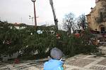 Vítr zlomil vánoční strom na náměstí E. Beneše.