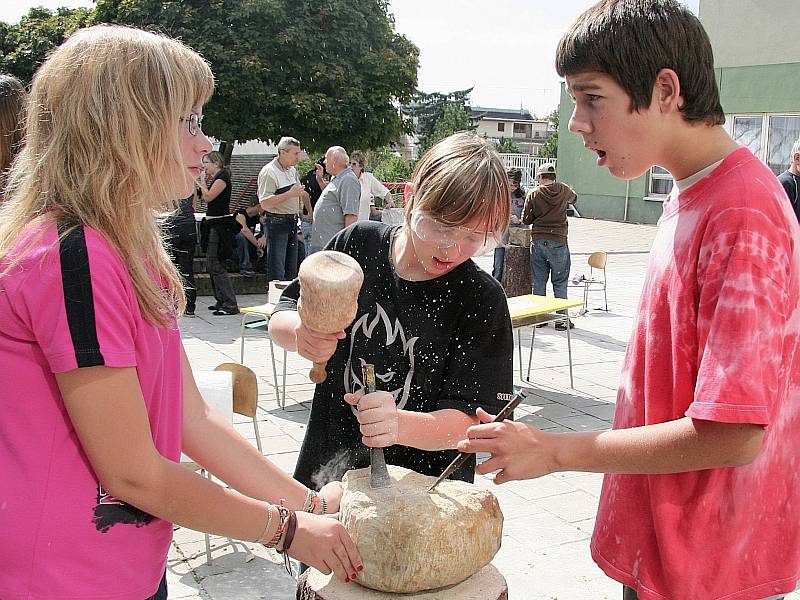 Na snímku právě vytvářejí plastiku Šnek žáci 8.B ZŠ J. K. Tyla – zleva Kristýna Hanzlíková, Lukáš Mikšovský a Dominik Vlček.