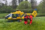 Jihočeští záchranáři vyprostili zraněného muže z lese vrtulníkem.