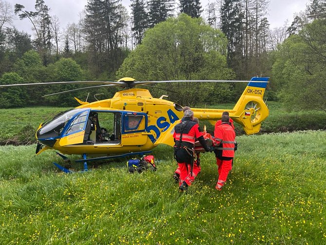 Jihočeští záchranáři vyprostili zraněného muže z lese vrtulníkem.