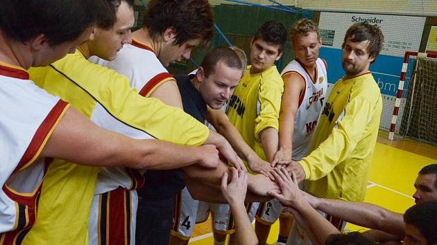 Trenér druholigových basketbalistů Písku Milan Matějka (uprostřed) se povzbuzuje s hráči svého týmu v průběhu mistrovského zápasu. 