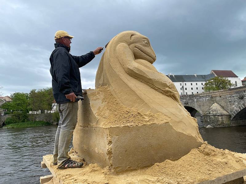 Akademický sochař Josef Faltus při práci, lidé mu prý často závidí "hraní" s pískem.