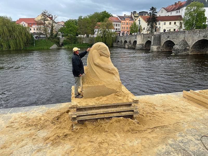 Akademický sochař Josef Faltus při práci, lidé mu prý často závidí "hraní" s pískem.