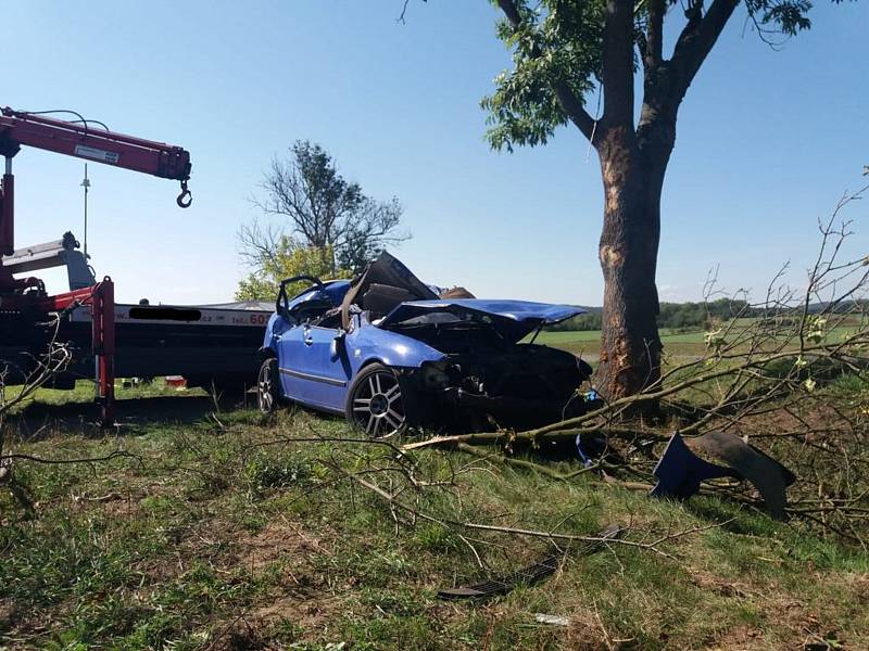Jedenadvacetiletý řidič zemřel v neděli krátce před 11. nehodou při tragické nehodě u obce Dobev na Písecku.