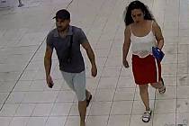 V souvislosti s krádeží peněženky v obchodním domě Tesco v Písku hledá policie tuto dvojici.