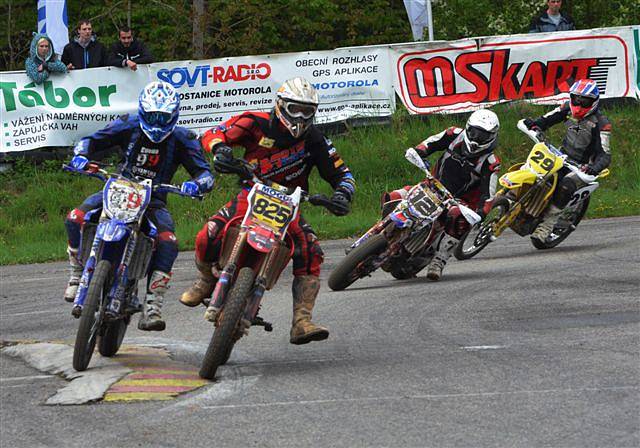 Závody na autodromu v Písku na Hradišti.