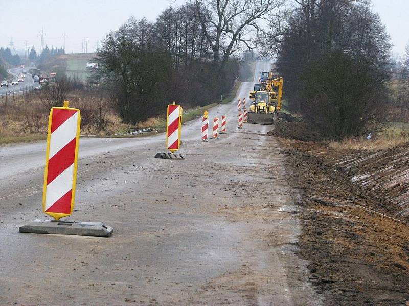 Stavba kanalizace a vodovodu kolem silnice na Nový Dvůr.