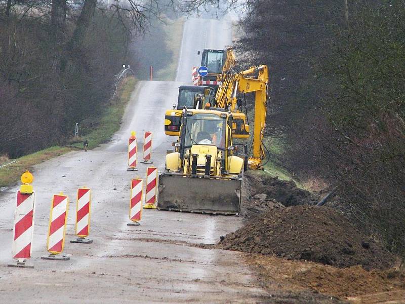 Stavba kanalizace a vodovodu kolem silnice na Nový Dvůr.