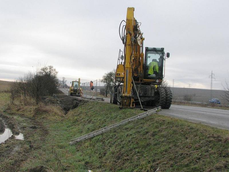 Stavba kanalizace a vodovodu kolem silnice na Nový Dvůr.