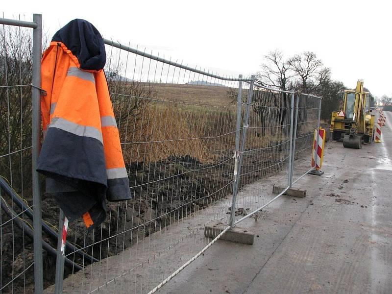 Stavba kanalizace a vodovodu kolem silnice na Nový Dvůr.