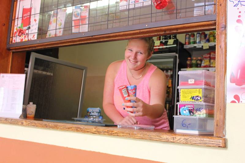 V kiosku na koupališti ve Zvíkovském Podhradí si můžete dát i jednoduchý oběd a nebo třeba jen zmrzlinu. Na snímku je brigádnice Karolína Smrčinová.