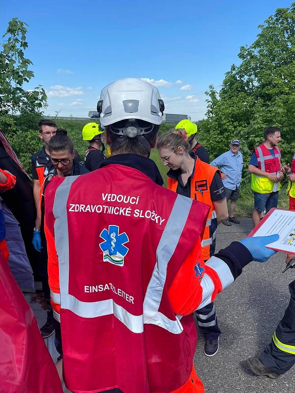 Hromadná nehoda autobusu a dvou aut u Drhovle na Písecku byla naštěstí jen cvičení záchranných složek.