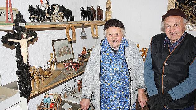 MEZI FIGURKAMI. Manželé Jan Vevera a Bohumila Veverová mezi dřevěnými figurkami.