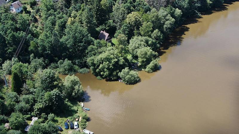 Do pátrání po pohřešovaném v zátoce u ústí Albrechtického potoka se zapojil i dron. Muže se podařilo nalézt bohužel utonulého.