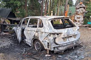 V jednom z dějišť tragédie, v chatové osadě u orlické přehrady, připomínal v pátek hrůzný čin ohořelý vrak auta.