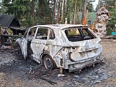 V jednom z dějišť tragédie, v chatové osadě u orlické přehrady, připomínal v pátek hrůzný čin ohořelý vrak auta.