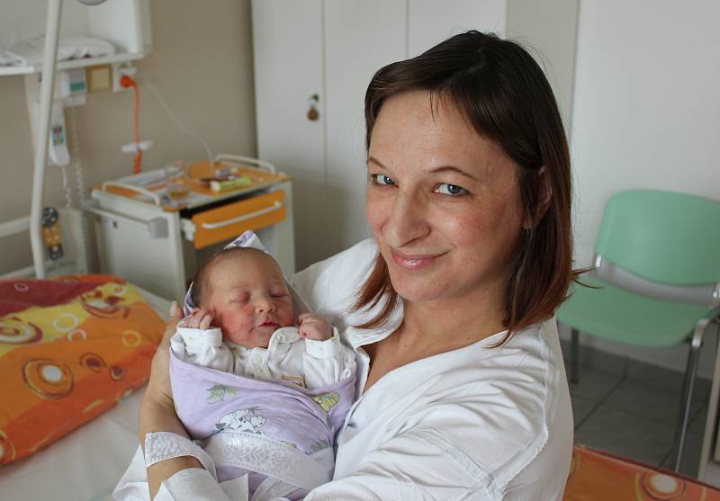Veronika Vazačová se narodila rodičům Šárce Novákové a Petru Vazačovi z Vodňan 4. 12. 2017 v 5.06 hod., vážila 3600 g a měřila  51 cm. Má sestřičku Gabrielu.