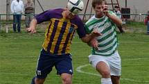 ČÍŽOVÁ PROHRÁLA DOMA S DOUBRAVKOU 0:2. Fotbalisté divizní Čížové (v zeleno-bílém) inkasovali v každém poločase po jedné brance.