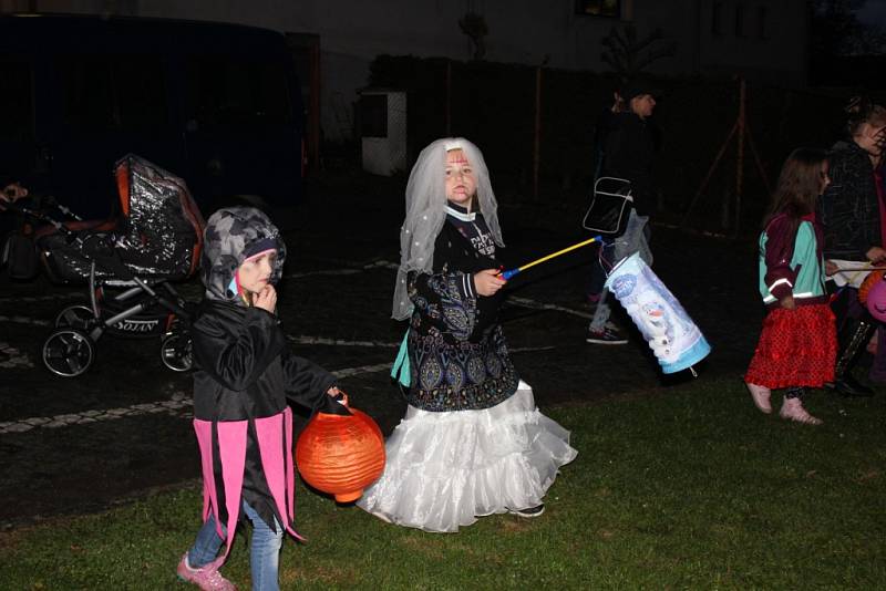 Halloweenský lampionový průvod v Miroticích.