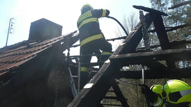 Profesionální i dobrovolní hasiči byli povoláni k požáru domu v Kostelci nad Vltavou.