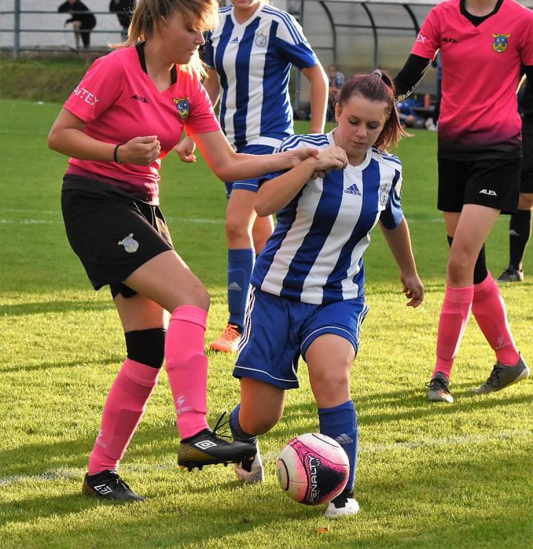 Fotbalová divize žen: TJ Hradiště - Jiskra Domažlice 4:1 (2:1).