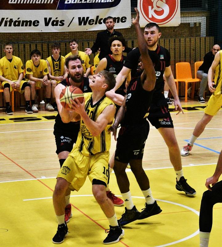 Český pohár basketbalistů: Sokol Sršni Písek - ERA Basketbal Nymburk 67:109.