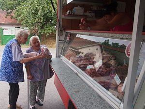 PRAVIDELNĚ každé čtvrteční odpoledne zajíždí do Branic pojízdná masna. Naposledy tu nakupovaly                       i Anežka Kestřánková (vlevo) a Justýna Bothová.