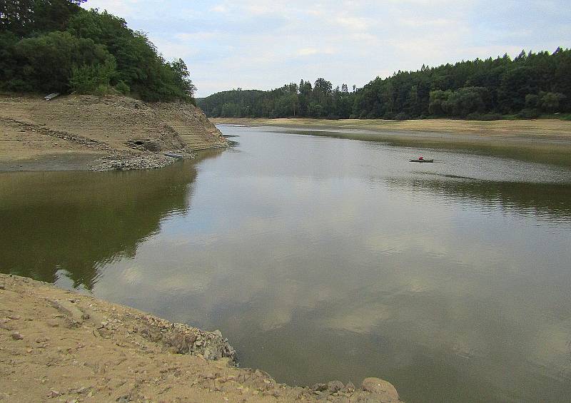 Přehradní nádrž Orlík na Vltavě u Podolského mostu v úterý 30. srpna. Hladina klesla více jak 12 metrů a odhalila řadu skrytých pokladů