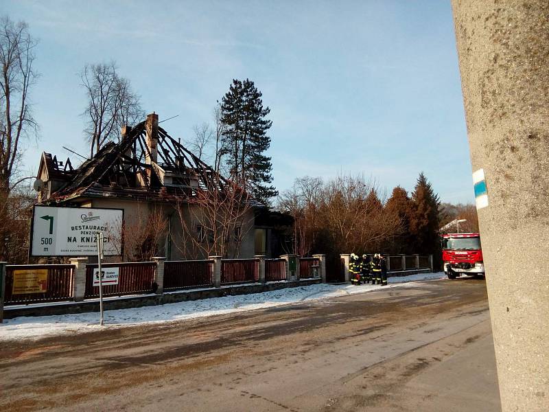 Při pondělním nočním požáru rodinného domu v Čimelicích zahynuly dvě osoby. Třetí skončila v péči lékařů.