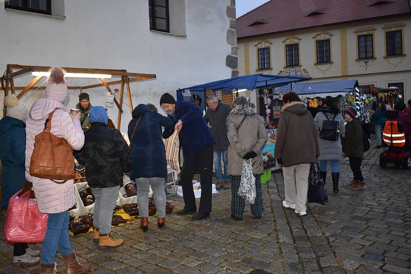 Vánoční řemeslné trhy u děkanského kostela v Písku.