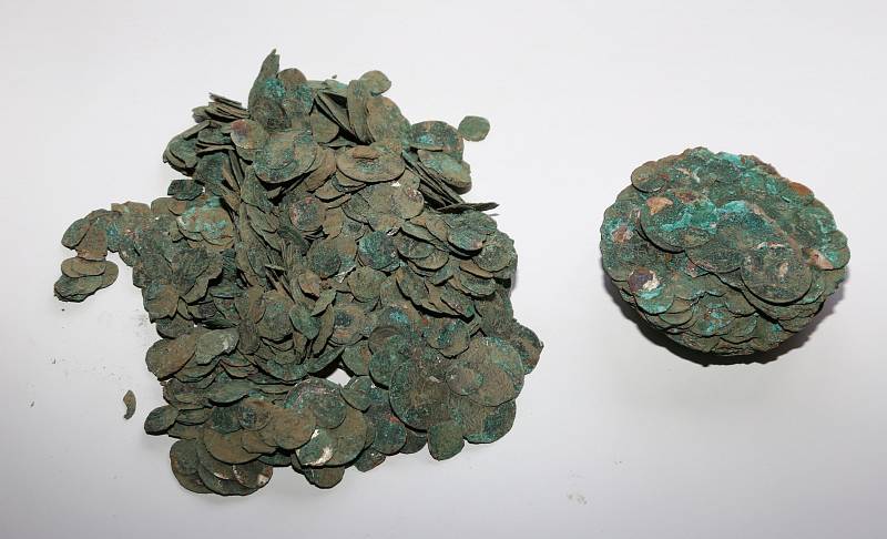 Stříbrné mince nalezené v Kučeři na Písecku.