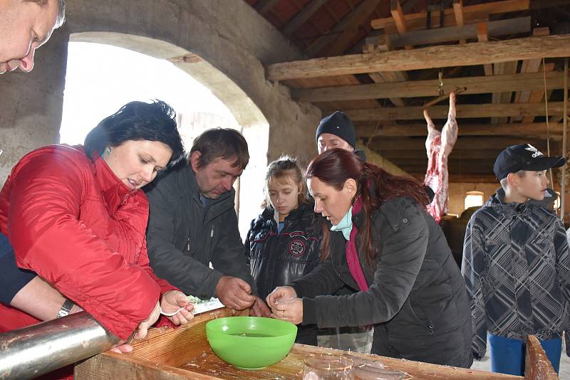 Diacel uspořádal pravou jihočeskou zabijačku.