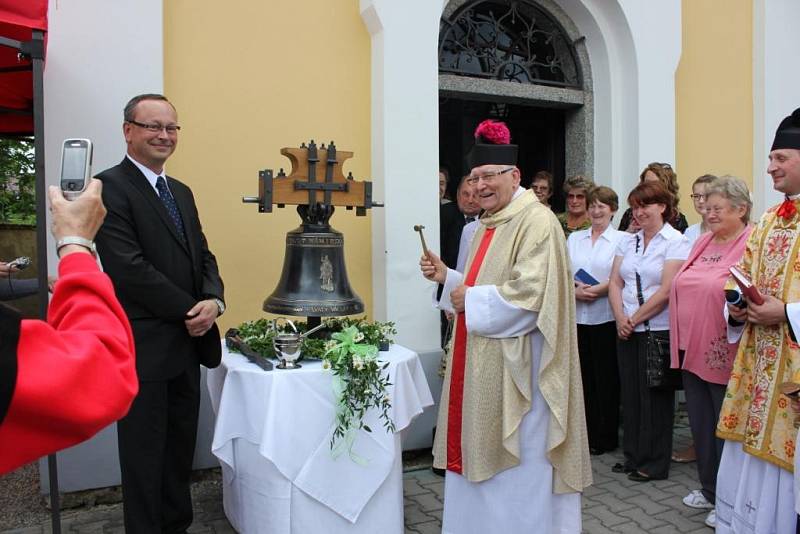 Kaple dostala nový zvon a historický zaujal místo na hradě Zvíkov.