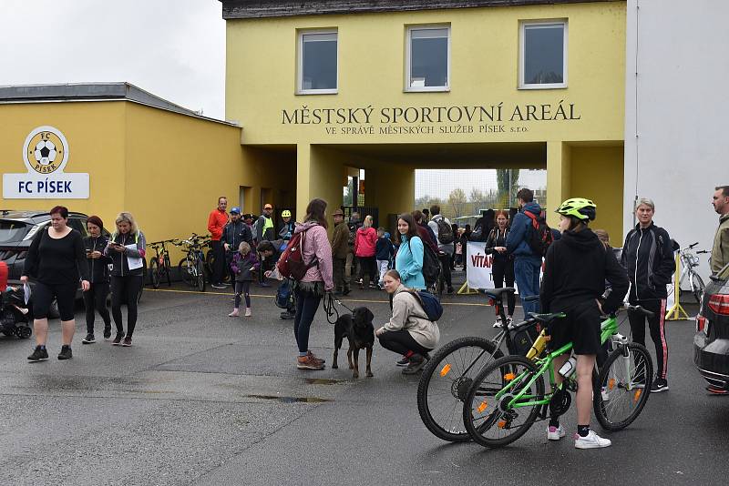 Švejkova padesátka přilákala chodce i cyklisty.