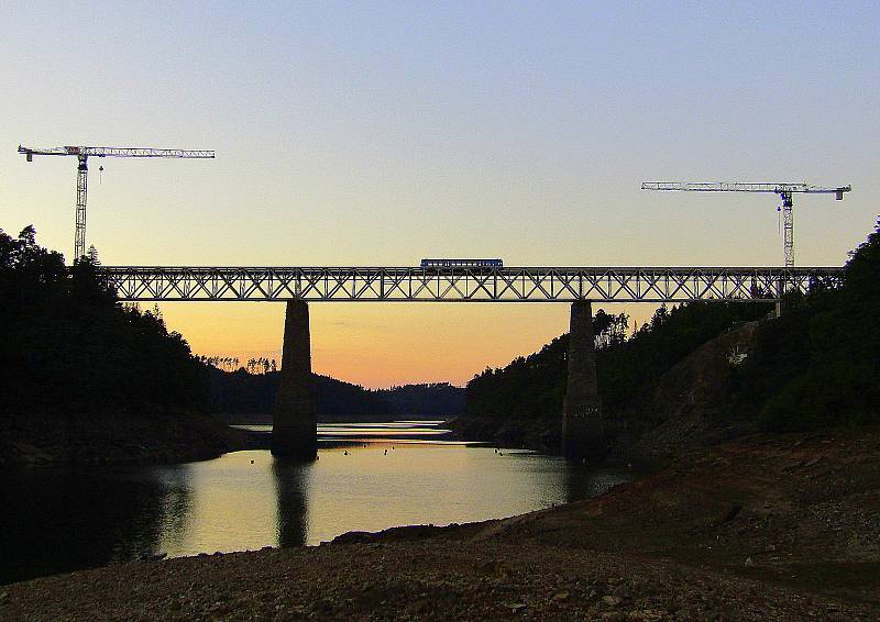 U Červené nad Vltavou na trati z Tábora do Písku pokračuje příprava na výstavbu mostu přes Orlickou přehradu.