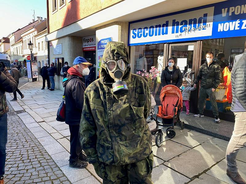 V sobotu 6. 3. odpoledne lidé v Písku protestovali proti vládním opatřením omezujícím volný pohyb občanů.