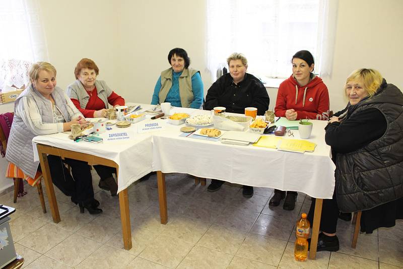 Volby ve Chvaleticích u Protivína. Na snímku jsou členky ryze ženské komise Svatava Nečasová (zapisovatelka), Eva Piklová (předsedkyně), Eva Dunovská, Pavla Piklová, Iveta Jelínková a Marta Rychtářová.