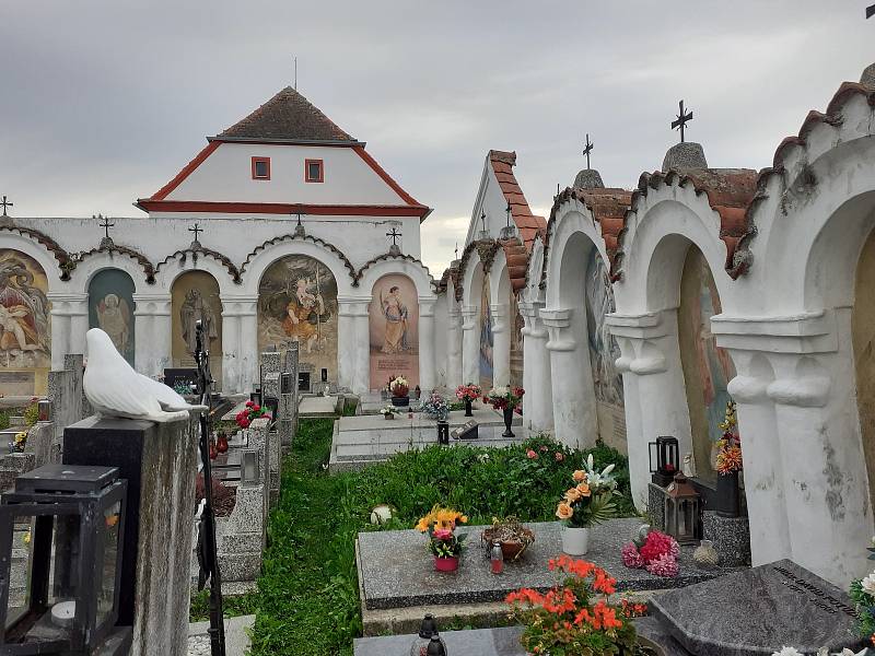 Hřbitov v Albrechticích nad Vltavou na Písecku je vskutku nádherné místo