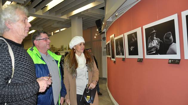 Fotografie s námětem jazzu budou opět v Portyči. Snímek je z vernisáže loňské výstavy.