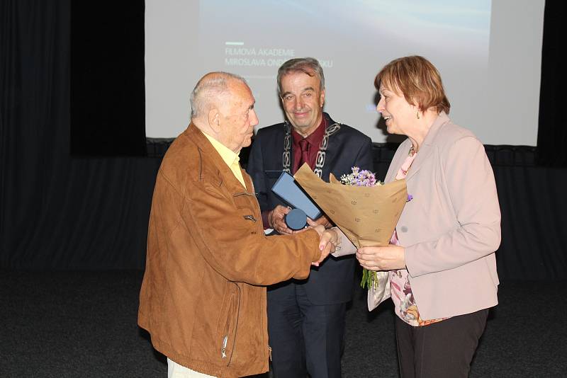 Návštěva filmové akademie v Písku. Zleva František Filip, rektor akademie Gabriel Švejda a starostka Písku Eva Vanžurová.