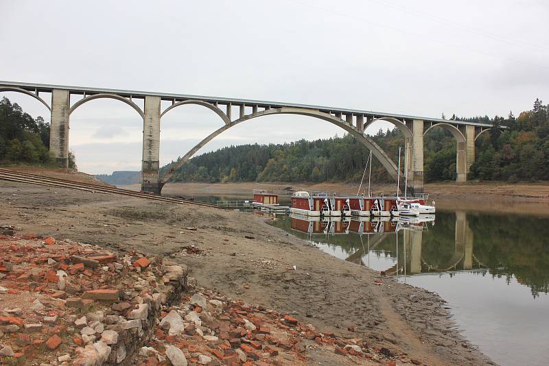 Orlická přehrada pod Podolským mostem v roce 2015.