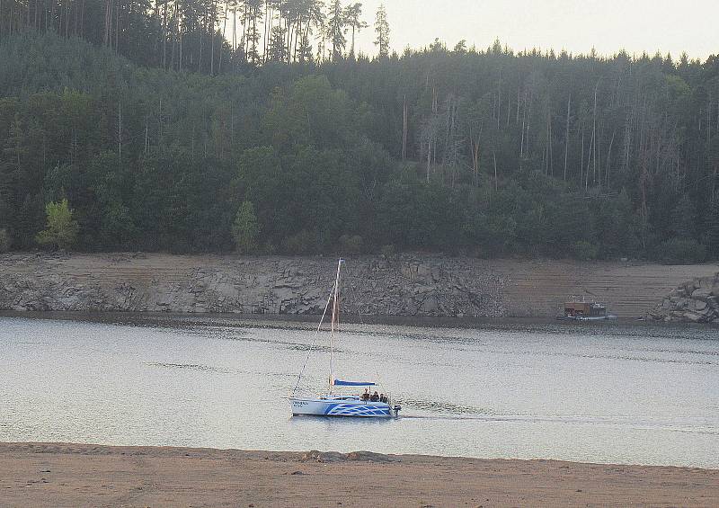 Upuštěná přehrada Orlík u Žďákovského mostu a Radavy na Písecku v pondělí 5. září v podvečer