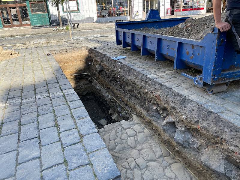 Výkopové práce na Velkém náměstí odhalily dvě historické dlažby, ale i úlomek pravěké mísy.