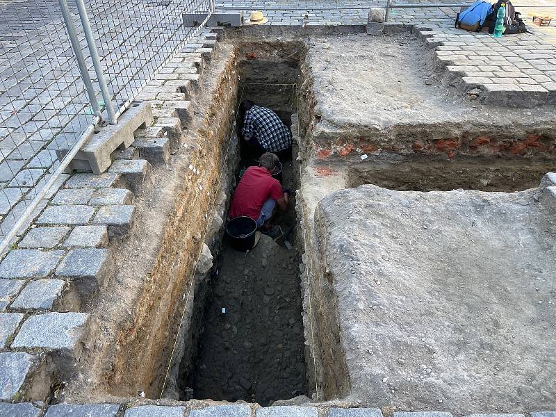 Výkopové práce na Velkém náměstí odhalily dvě historické dlažby, ale i úlomek pravěké mísy.