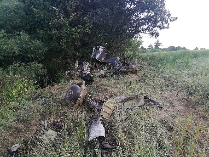 U Jickovic na Písecku spadlo v neděli 20. června letadlo T - 28 Trojan, které mířilo z leteckých ukázek v Polsku do Rakouska. Jeden muž při pádu zemřel, druhý byl těžce zraněný a záchranáři ho transportovali do nemocnice v Praze.