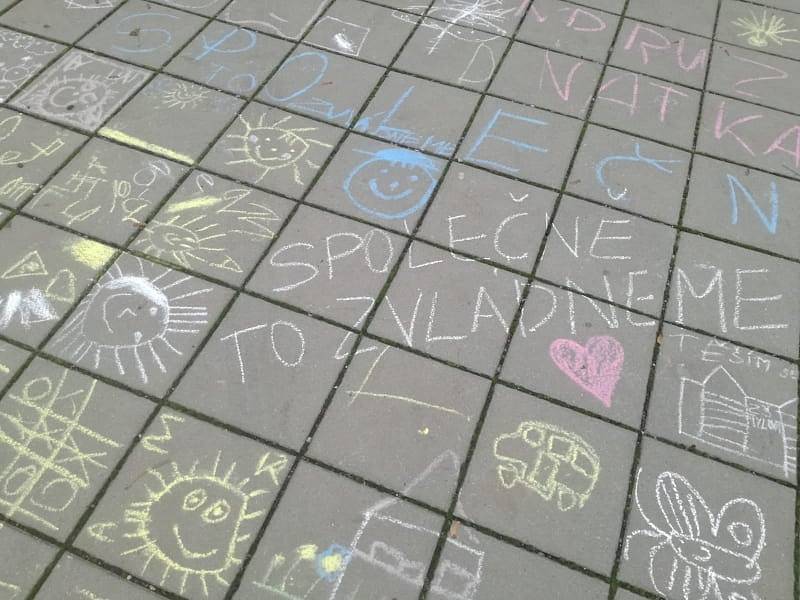 Žáci ze ZŠ Tylova v Písku píší svým spolužákům vzkazy na chodník.