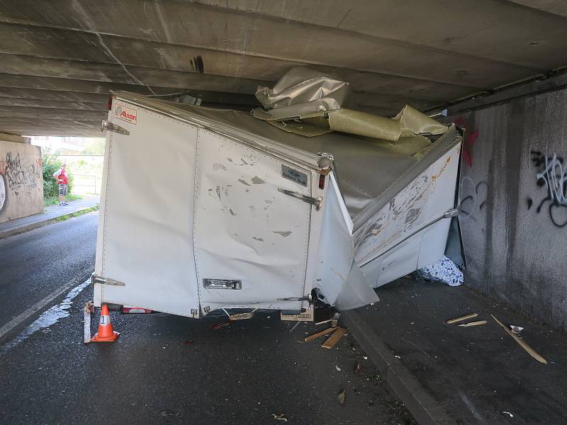 Ve čtvrtek 21. září uvízlo nákladní auto pod píseckým mostem u Jitexu.