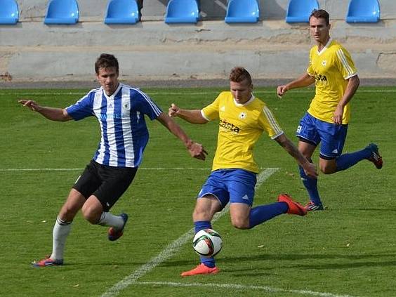 PÍSEK PORAZIL DOMA DOMAŽLICE 3:2. Filip Řezáč právě střílí jednu ze svých branek, v rozmezí sedmi minut vstřelil dvě.