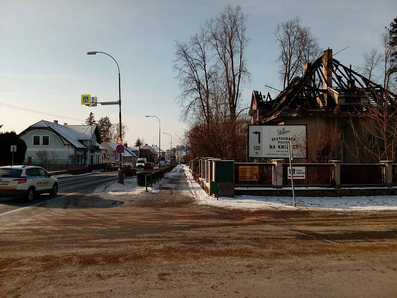 Při pondělním nočním požáru rodinného domu v Čimelicích zahynuly dvě osoby. Třetí skončila v péči lékařů.