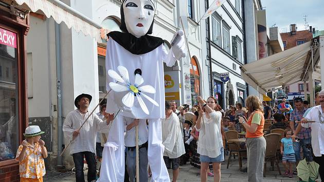 Čtyřmetrová loutka v čele  festivalového průvodu v Písku (2016).